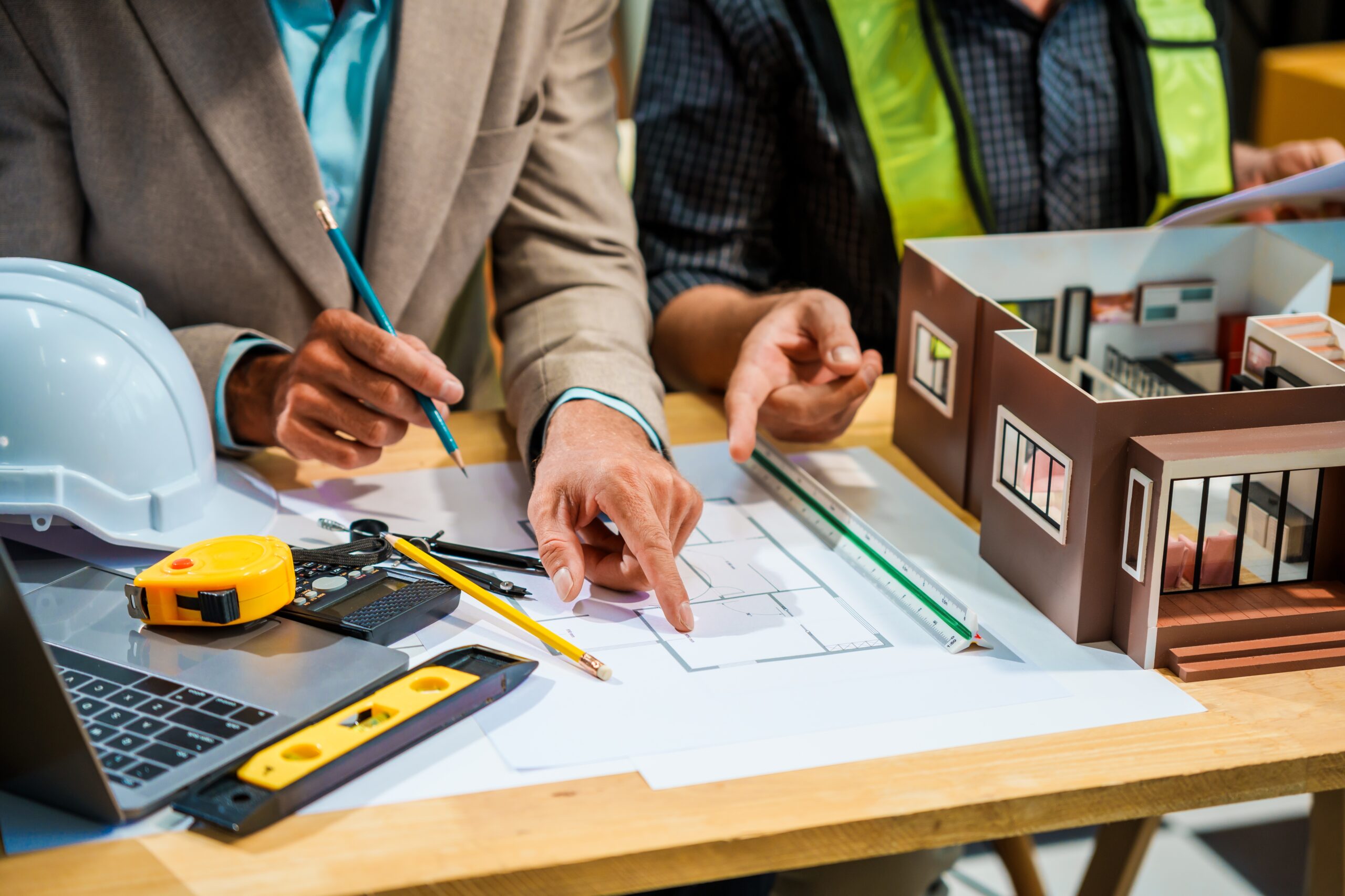 un architetto che disegna la piantina di una casa da ristrutturare con il bonus casa 2026